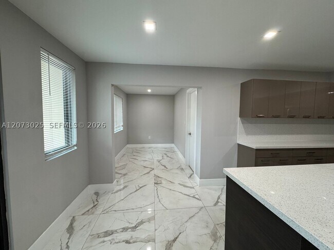Building Photo - 15011 Coconut Ct