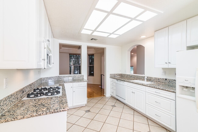 Building Photo - Private Updated 3-Bedroom 3-Bathroom Tri-L...