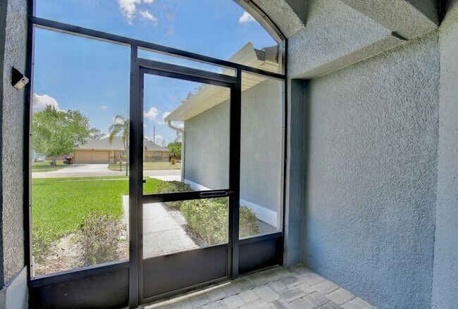 Building Photo - Beautiful 4/2 Pool Home with a Covered Pat...