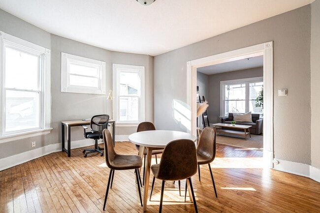 Building Photo - Rare Kenwood townhome, Across from Campus