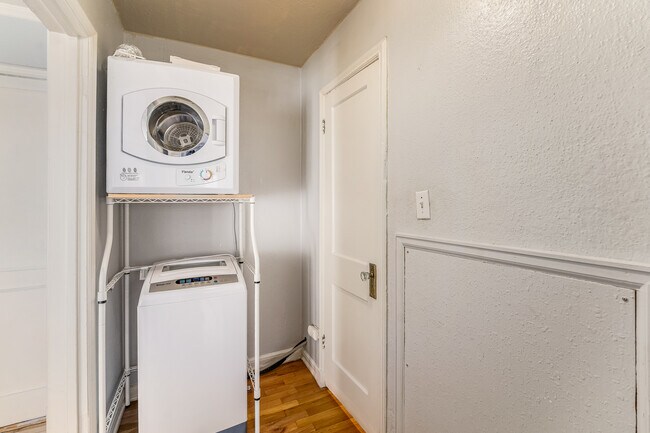 Building Photo - 1365 N Corona St