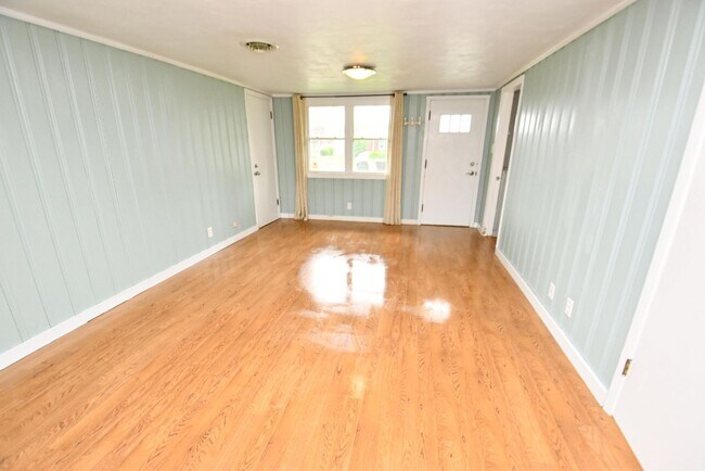 Building Photo - 124 N Holiday Dr