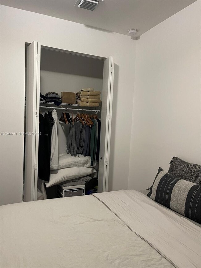 Building Photo - 909 NE 16th Terrace