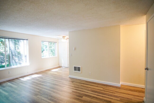 Building Photo - 2nd Floor 2 Bedroom with Parking, Dishwasher, & Pet-Friendly!