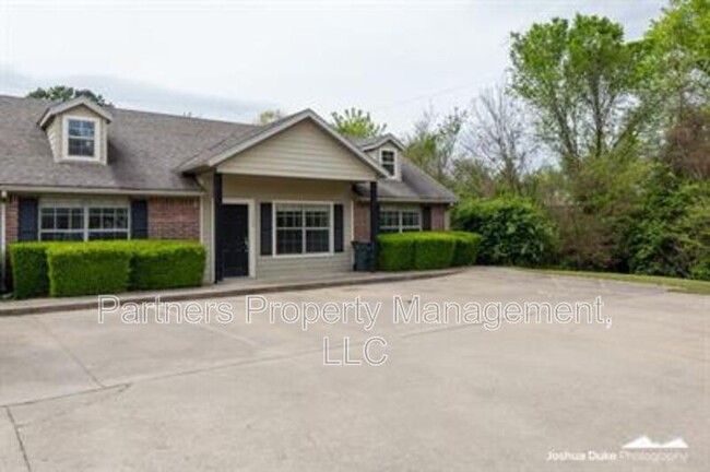 Primary Photo - 1174 W Hendrix St