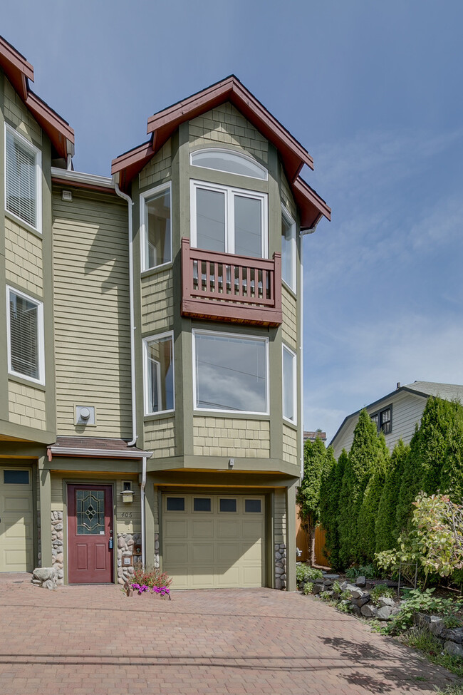 Building Photo - Rooftop Deck & Convenient Seattle Location