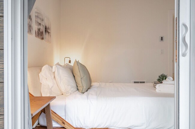 Building Photo - 4453 Aurora Ave N