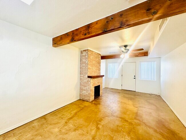 Building Photo - Holiday Move In Special! 1/2 Off December's Rent! Unique Townhome with Open Layout! All Appliance...