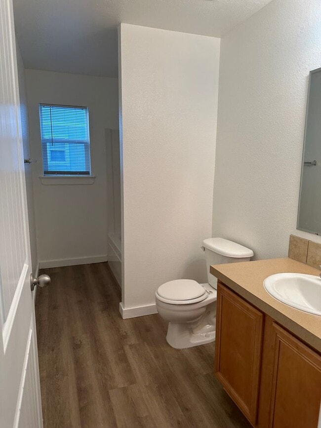 Building Photo - Cute 3 bedroom, 2 bath townhome with Community Pool in Boise