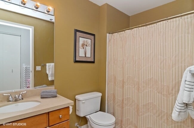 Building Photo - 600 W Drummond Pl