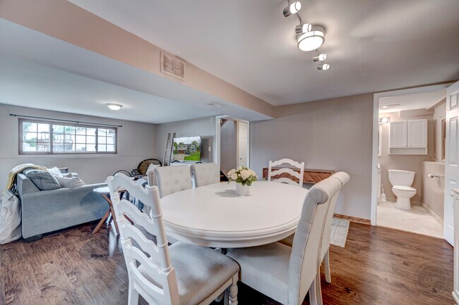 Building Photo - 7215 Larchwood Ln