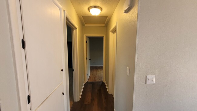 Building Photo - Family Home in Desirable Neighborhood!