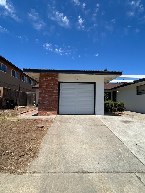 Building Photo - 5157 Snow Dr