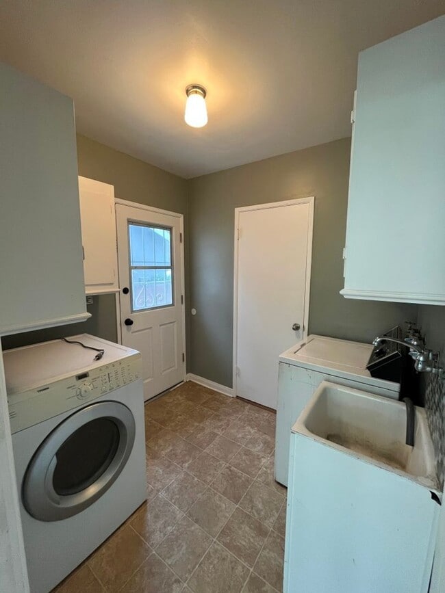 Building Photo - Upgraded 4+2 w/hardwood floors + great bac...