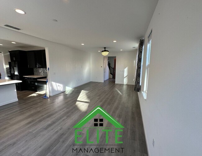 Building Photo - Beautiful 3-Bedroom Home in Desirable Trac...