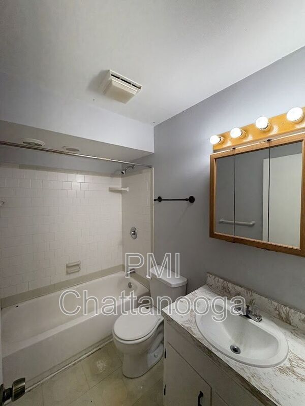 Building Photo - 4240 Crestview Dr