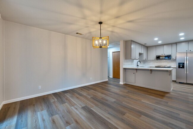 Building Photo - Updated 2 Bed, 2 Bath Duplex with Private Fenced Yard in Rescue!