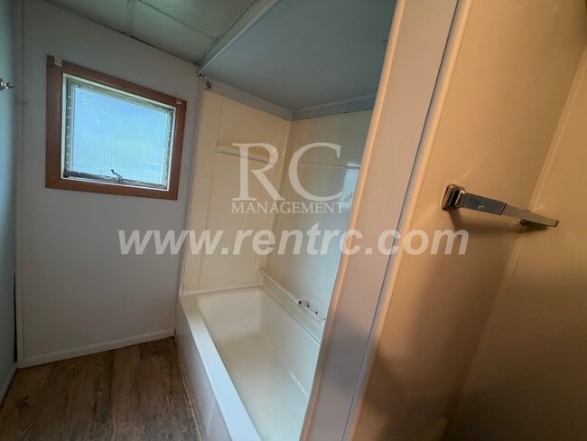 Building Photo - 410 Grant-