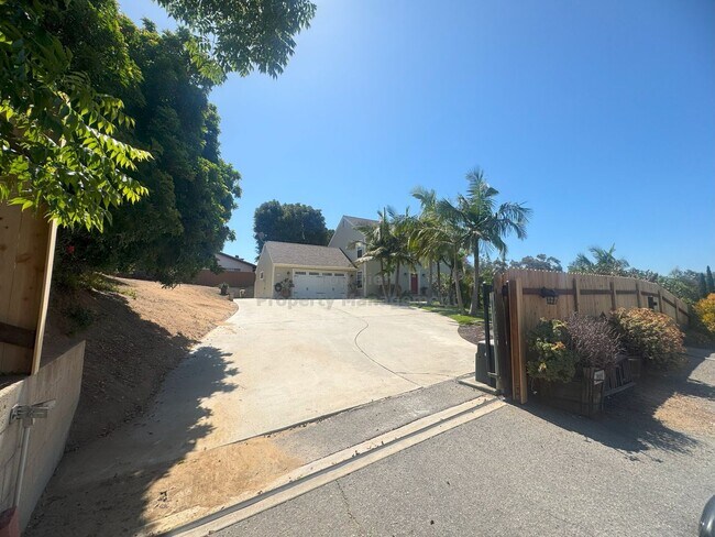 Building Photo - Spacious 4-Bedroom Home on Expansive Lot i...