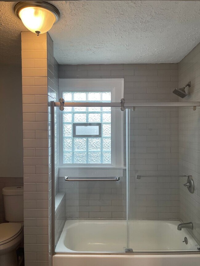 Building Photo - 931 E Whittier St