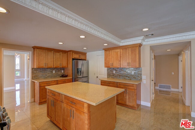 Building Photo - 4041 Alonzo Ave