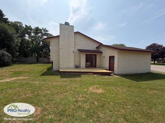 Building Photo - 5642 Royal Oaks Dr