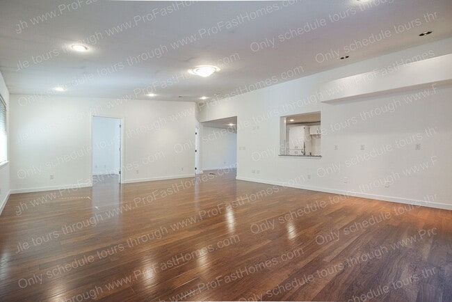 Building Photo - 11046 SE Henderson Dr