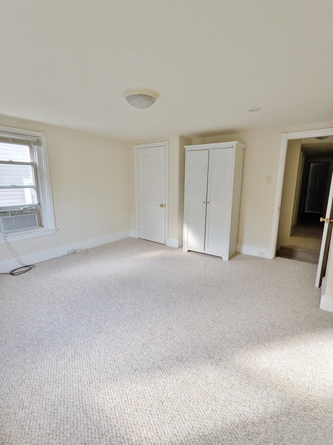 Building Photo - 943 Glenbrook Ave