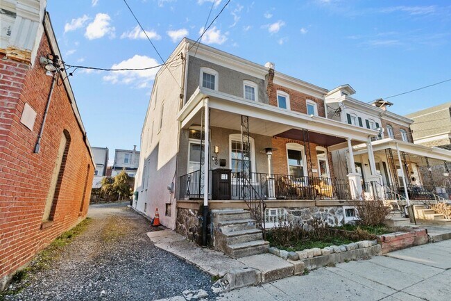 Building Photo - 3 bed 3bath