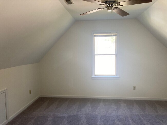 Building Photo - Lovely Four Bed Two and Half Bath Home in ...