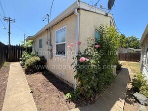Building Photo - Charming 1 Bed, 1 Bath Home - Private Back...