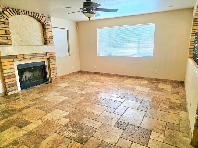 Building Photo - 4 Bed 2.5 Bath- 42nd St & Shea- Pool- Move in special