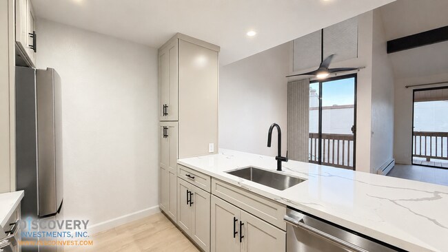 Building Photo - 2101 Shore Line Dr