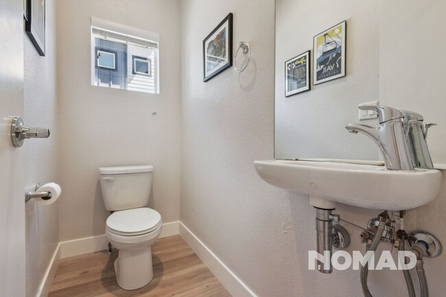 Building Photo - Modern 2 Bed + Office, 2.5 Bath Townhome |...