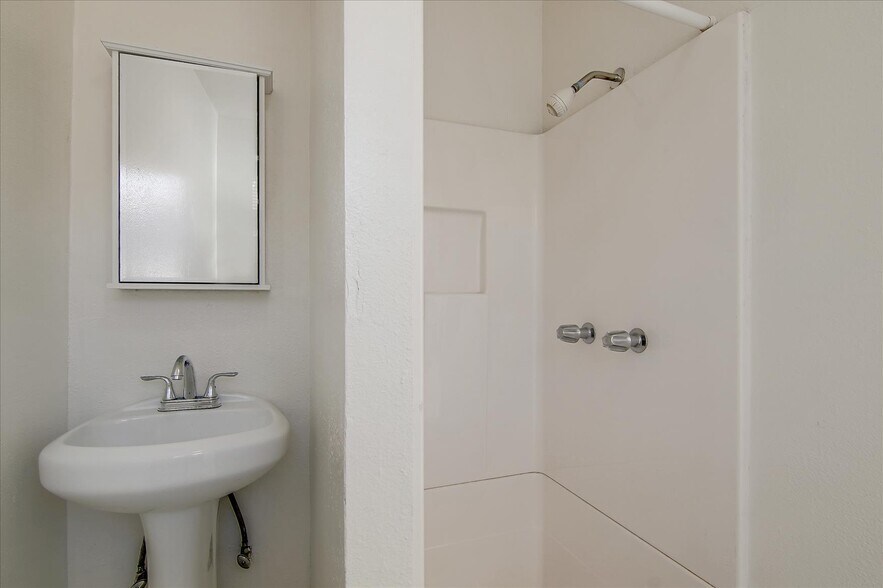 Building Photo - 9223 Langdon Ave