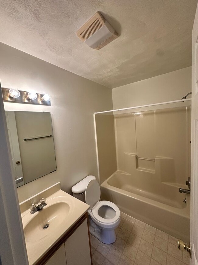 Building Photo - 3 Bed - 3Bath with Den