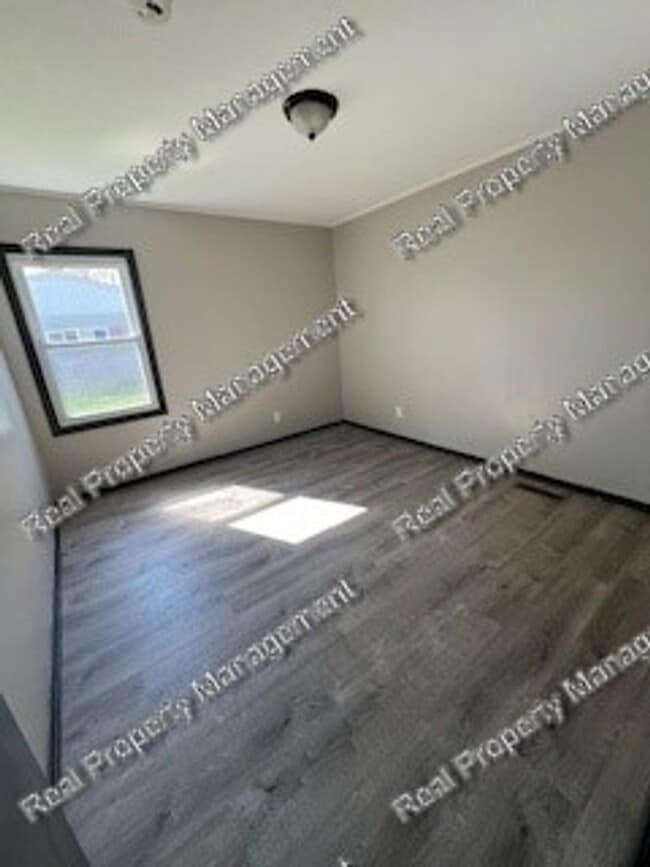 Building Photo - Three bedroom ranch in Hessville