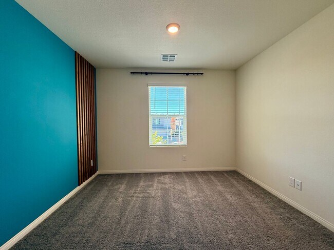 Building Photo - NEVER LIVED IN 4 BED 2.5 BATH 2 CAR GARAGE SINGLE FAMILY HOME FOR RENT!