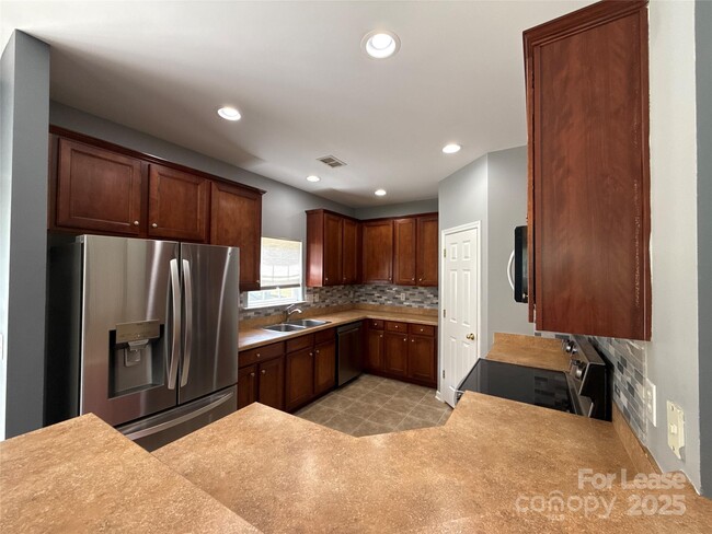 Building Photo - 4819 Abercromby St