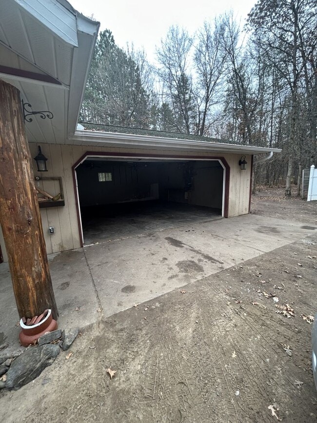 Building Photo - 1 bedrooms, 2 bathrooms. 2,000 sq ft home in a quiet country setting with large yard.