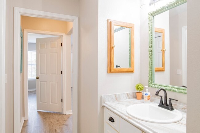 Building Photo - Welcoming & Bright 2 Bed/1 Bath Patiohome ...