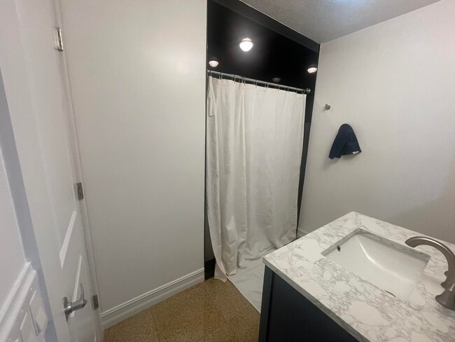 Building Photo - 1087 NE Quinn Pl