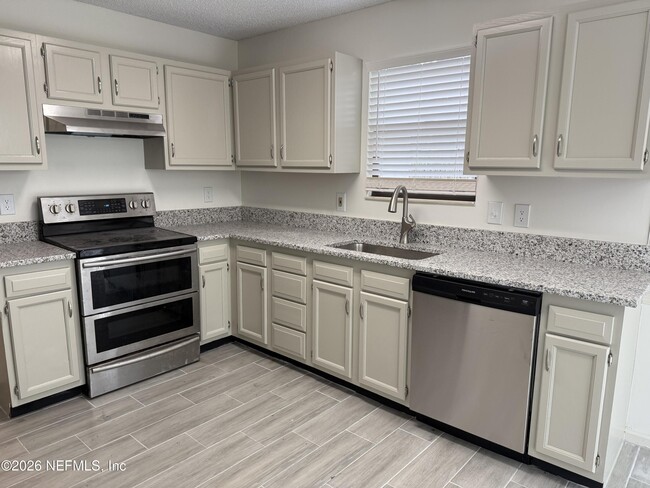 Building Photo - 2381 Hampton Falls Dr W