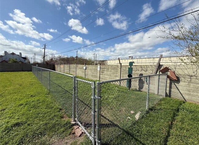 Building Photo - 12500 Sandpiper Dr