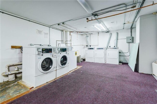 Building Photo - 404 Main St