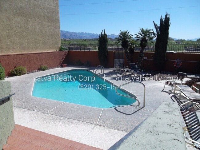 Building Photo - Beautiful Multi-story Townhouse near Tucson Racquet and Swim Club (Prince/Country Club)