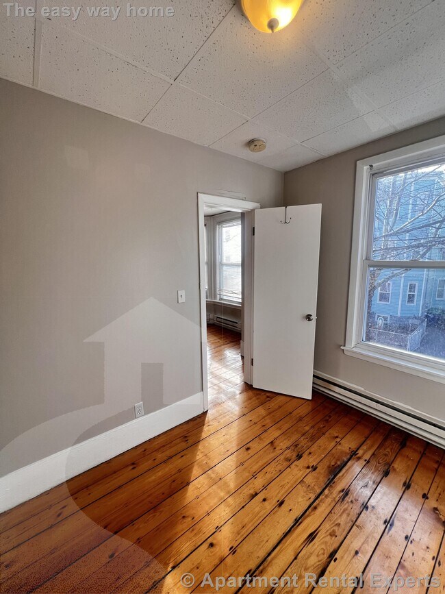 Building Photo - 9 School St