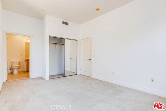 Building Photo - 917 S New Hampshire Ave