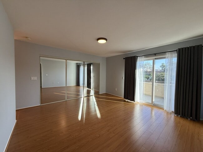 Building Photo - Bright & Updated 2BR Townhome Across from Fremont Park