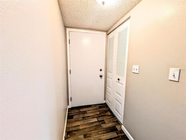 Building Photo - 743 Midway Dr